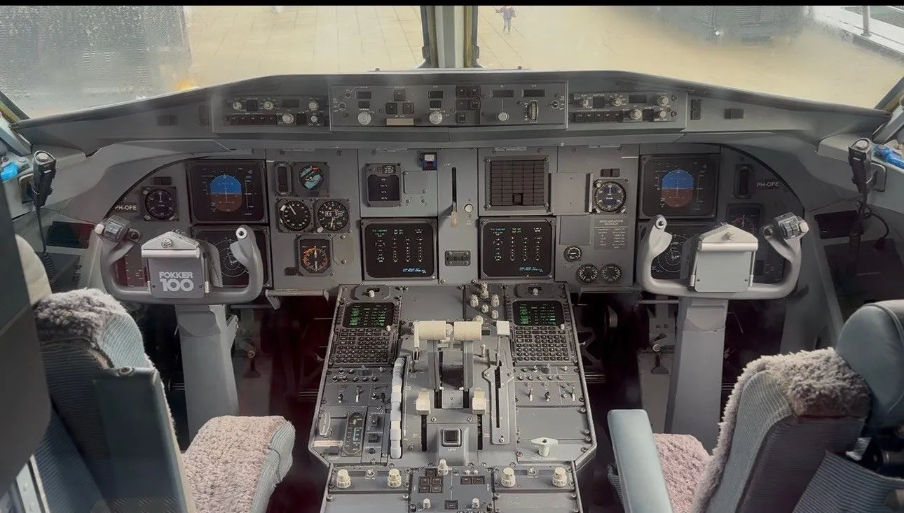 Cockpit van een vliegtuig, uit de publicatie over Claudia Kok