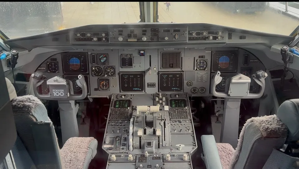 Cockpit van een vliegtuig, uit de publicatie over Claudia Kok