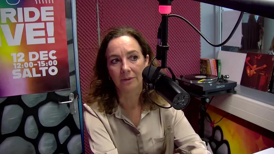 Femke Halsema aan de microfoon in de radiostudio van Mediacollege Amsterdam
