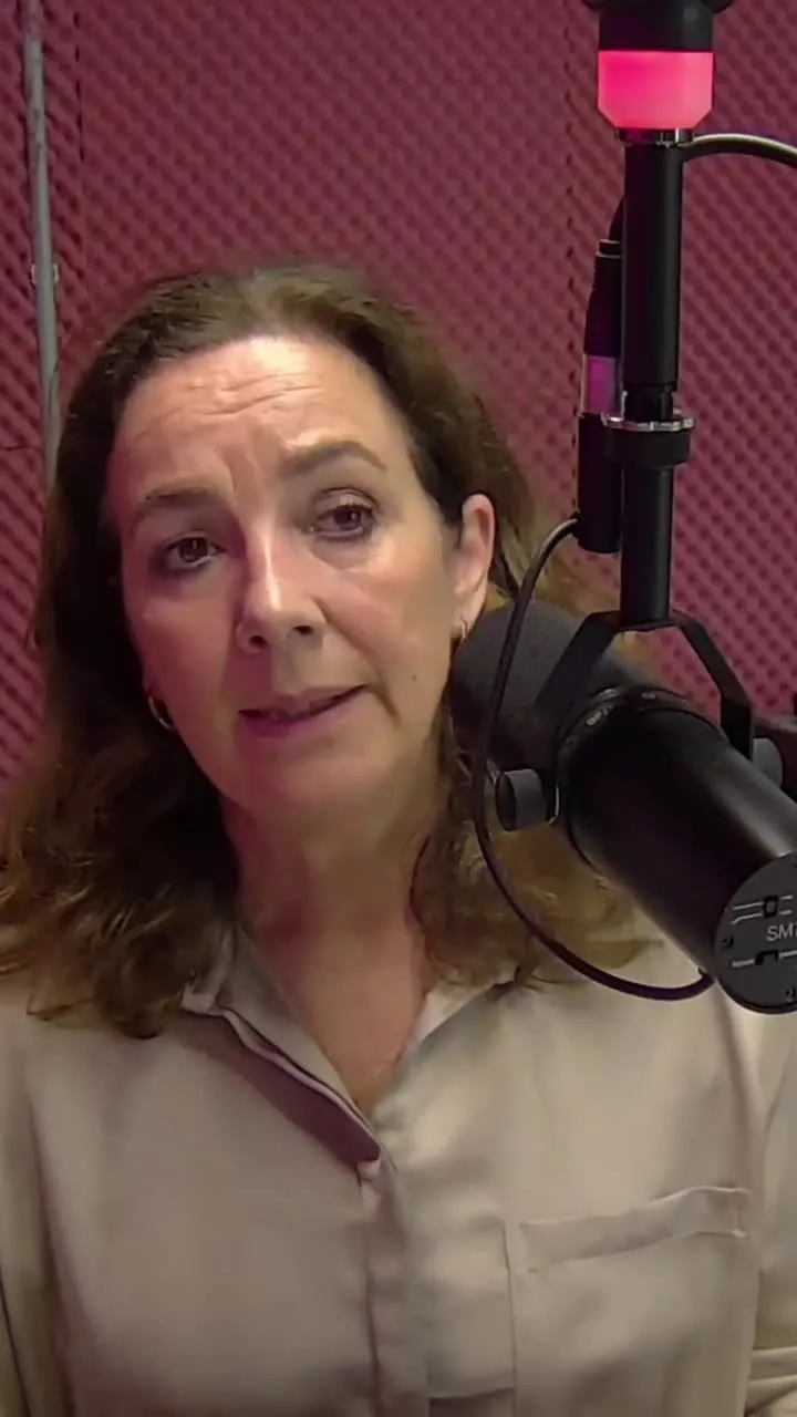 Femke Halsema aan de microfoon in de radiostudio van Mediacollege Amsterdam