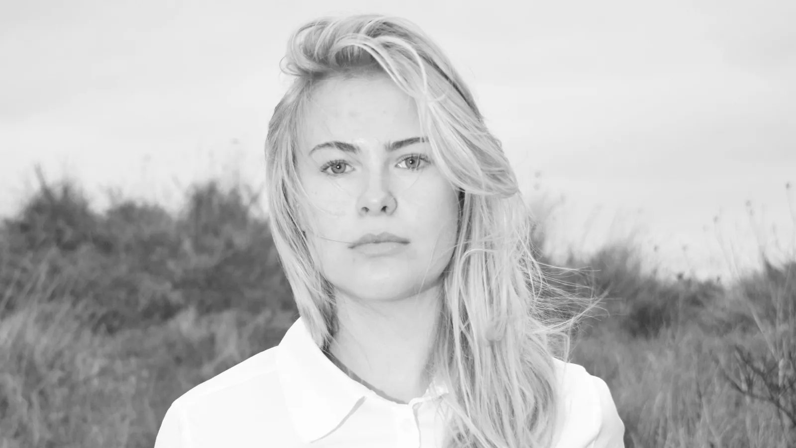 Zwart-witportret van een vrouw buiten