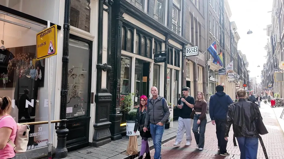 Een drukke winkelstraat in Amsterdam, uit de reisvlog.
